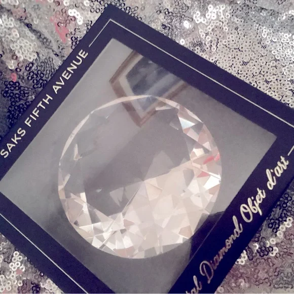 Beautiful crystal Diamond paperweight saks fifth ave - Picture 3 of 4